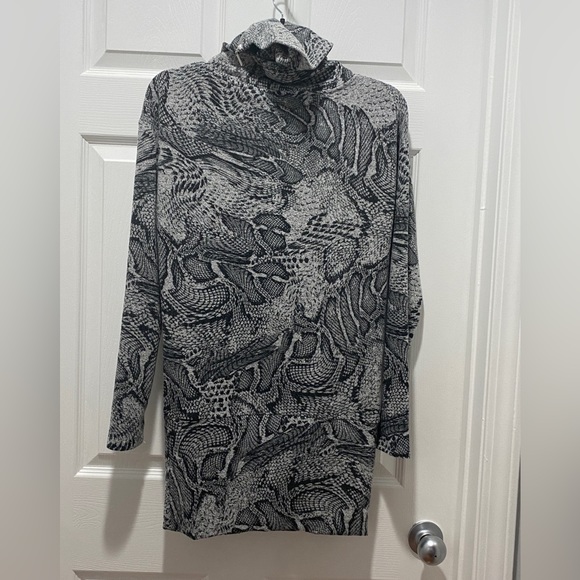 White House Black Market snakeskin print long sleeve high zip neck tunic. - Picture 5 of 8